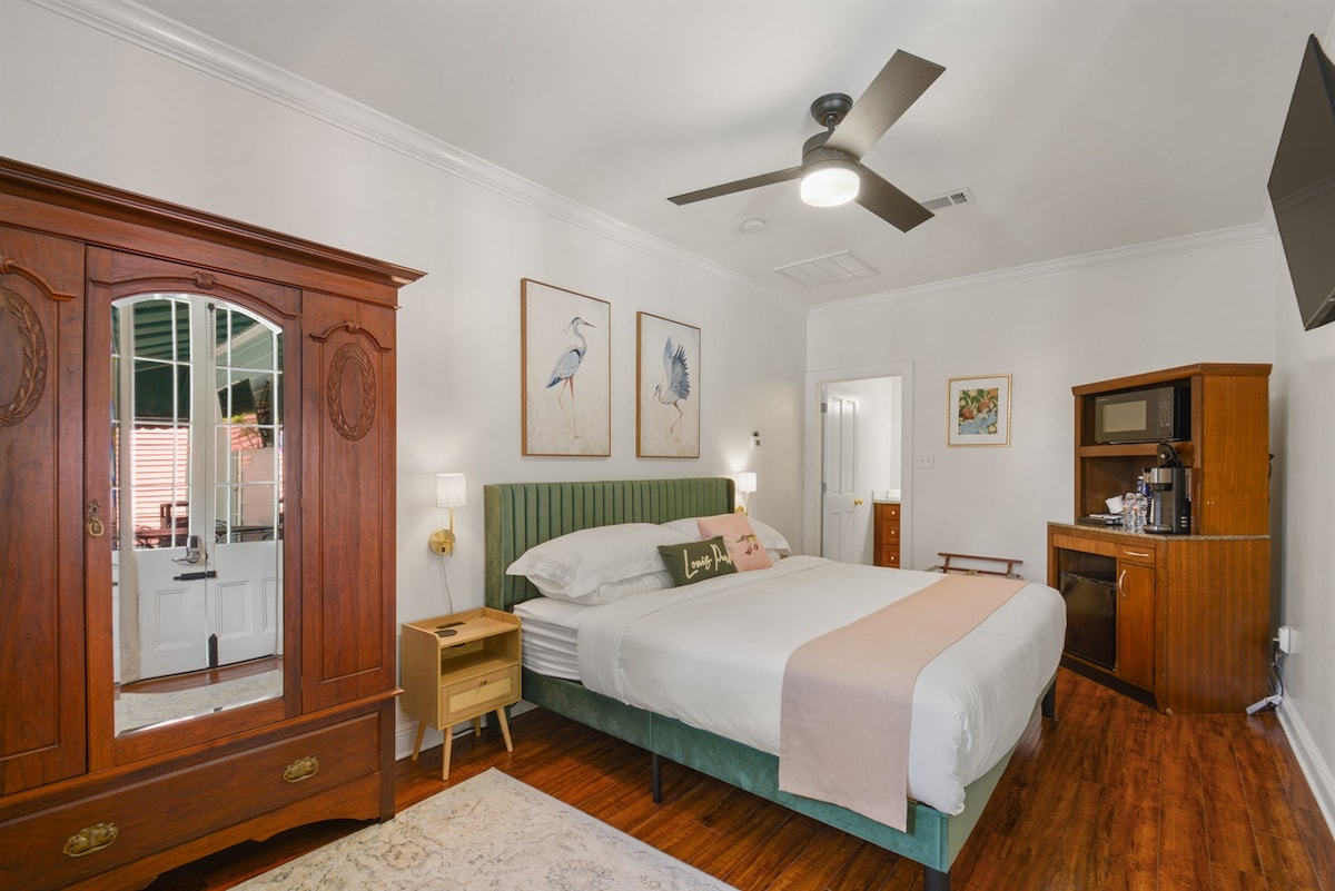 Chambre avec très grand lit de la maison d'hôtes blanche