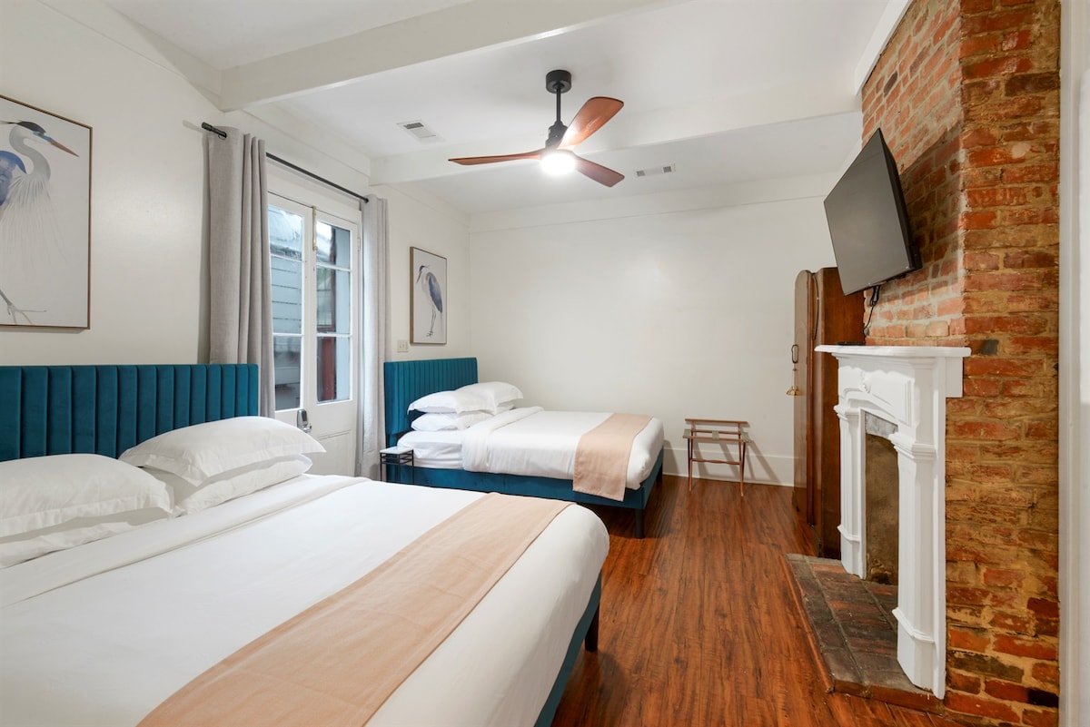 Chambre 1 avec deux grands lits de la maison d'hôtes Al Hirt