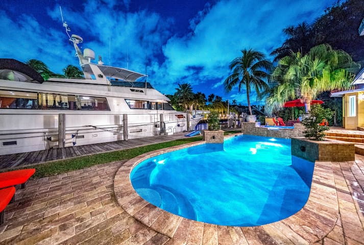 Heated Pool & Hot Tub! Waterfront Antique/Vintage! gallery image 4