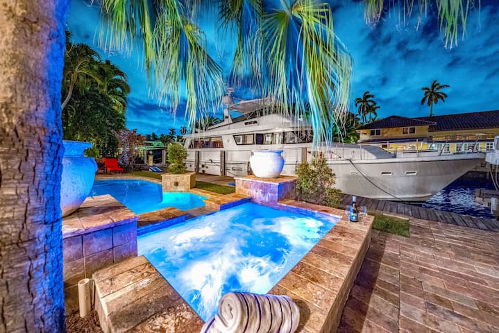 Heated Pool & Hot Tub! Waterfront Antique/Vintage! gallery image 3