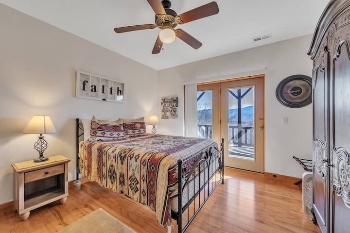 Chambre principale lumineuse avec un décor inspiré par la foi et une belle lumière naturelle.