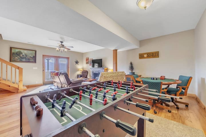 Salle de jeux avec baby-foot et beaucoup d'espace pour s'amuser en famille.
