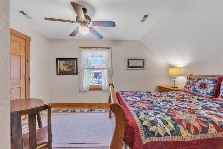 Chambre accueillante avec le confort d'une cabane classique et une douce lumière de montagne.