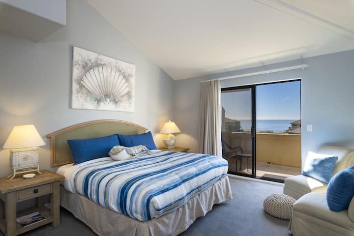 Camera da letto principale al piano superiore con balcone