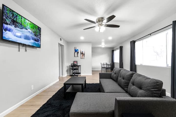 Comfortable 2br! Sleeps 6! Cozy Stay! - Las Vegas, NV