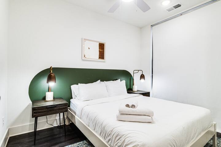 Во спалната соба 4 има брачен кревет (широк 150-179 см) и сопствена бања.