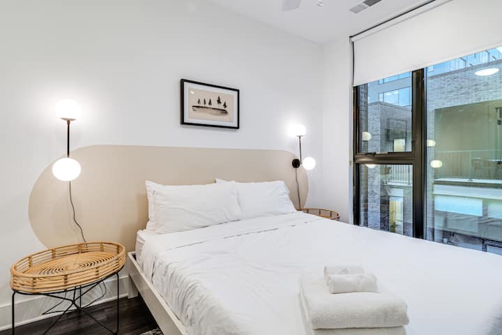 Примарната спална соба има брачен кревет (широк 150-179 см) и сопствена бања.