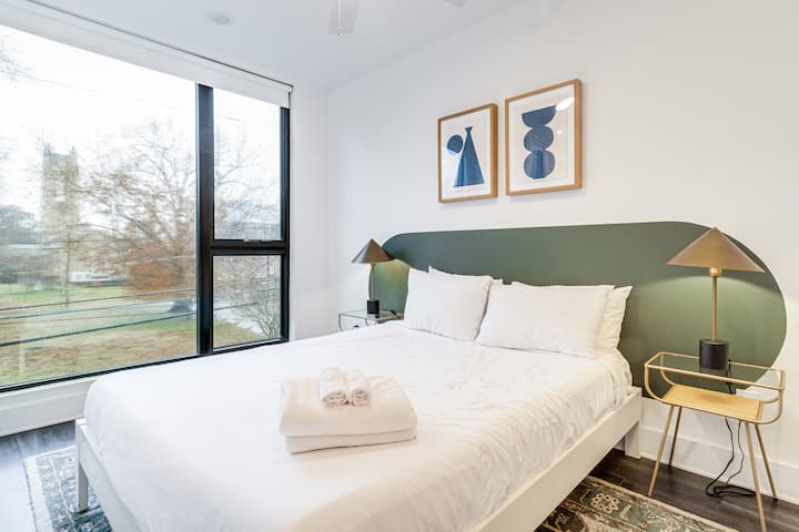 Во спалната соба 2 има брачен кревет (широк 150-179 см) и сопствена бања.