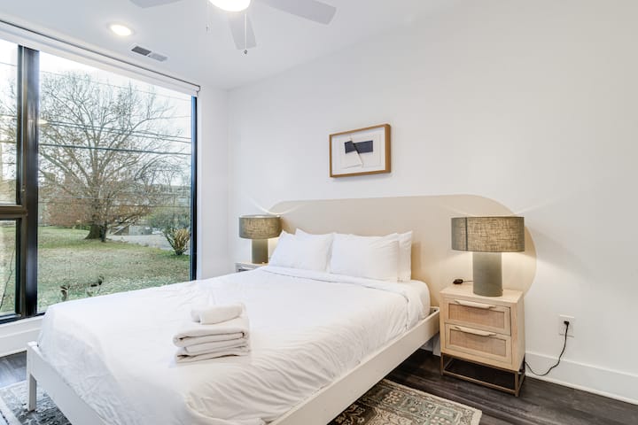 Во спалната соба 3 има брачен кревет (широк 150-179 см) и сопствена бања.