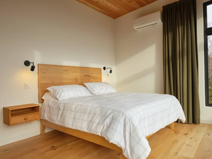 Este dormitorio cuenta con una cama tamaño king, mini split y cortinas opacas. También tiene un vestidor grande (no en la foto).