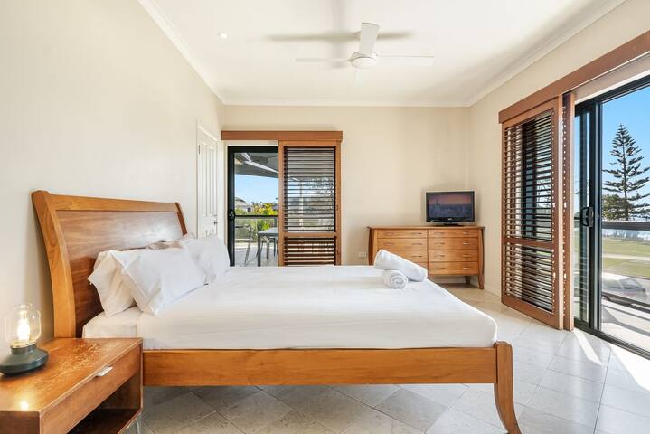 Beach Front Beach Break – Sleeps 12 + Pool gallery image 4