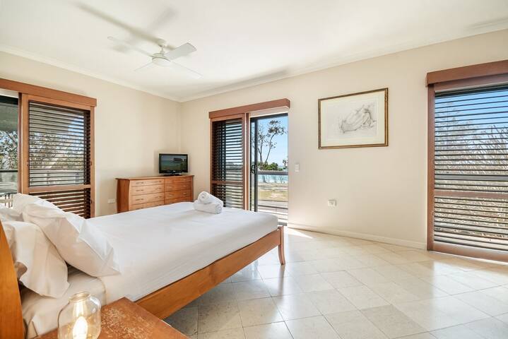 Beach Front Beach Break – Sleeps 12 + Pool gallery image 5