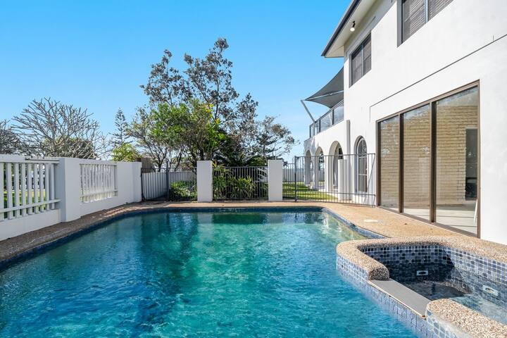 Beach Front Beach Break – Sleeps 12 + Pool gallery image 2