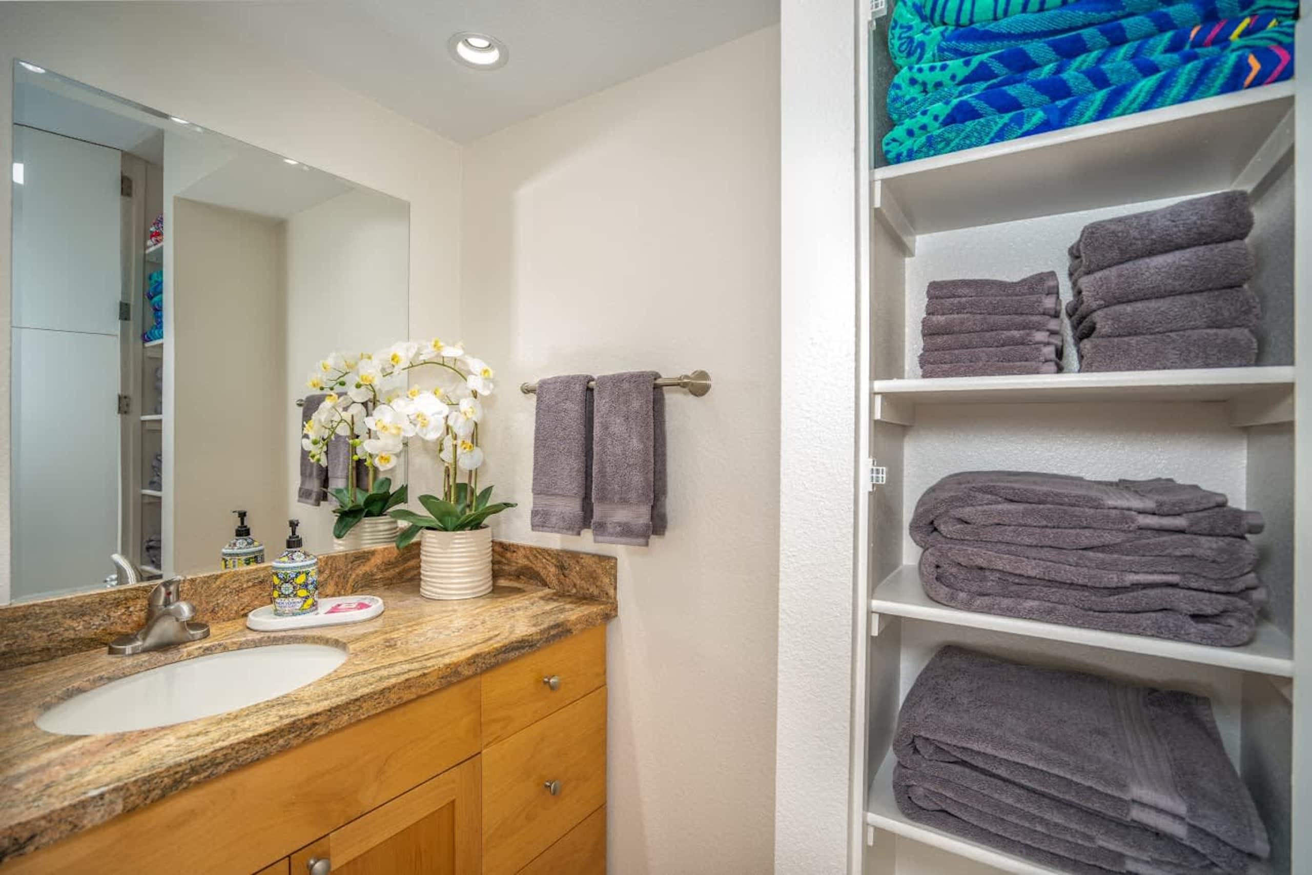 Stylish Hawaiian Tropical Oceanview Vistas - Image 22