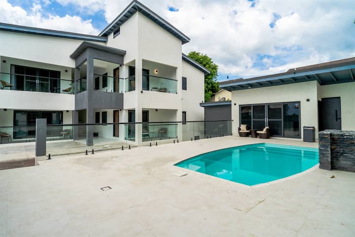 8b/r W/pool Complex @ Terrace Eight - Kingston, Jamaica