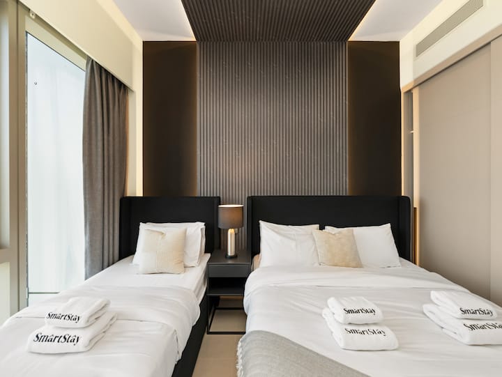 غرفة نوم واسعة مع مساحة تخزين كبيرة