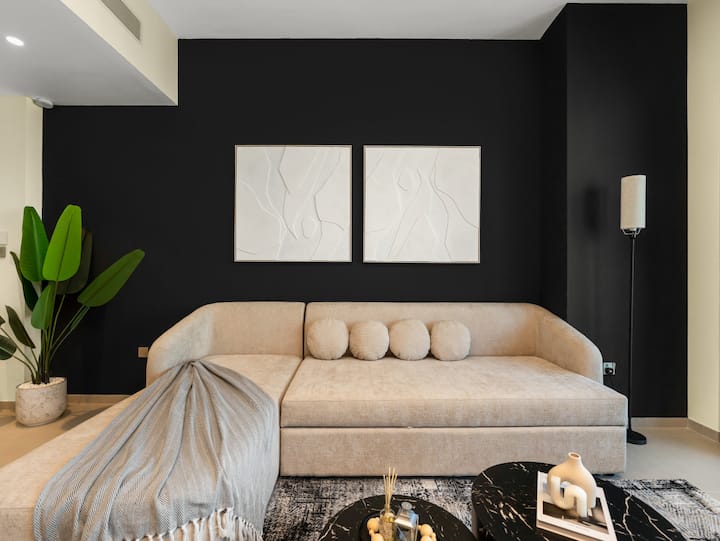 منطقة جلوس مع أريكة فخمة