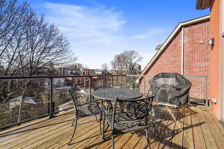 Downtown Modern Loft – 2 Car Parking & Terrace! gallery image 4