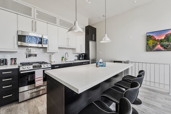 Downtown Modern Loft – 2 Car Parking & Terrace! gallery image 2
