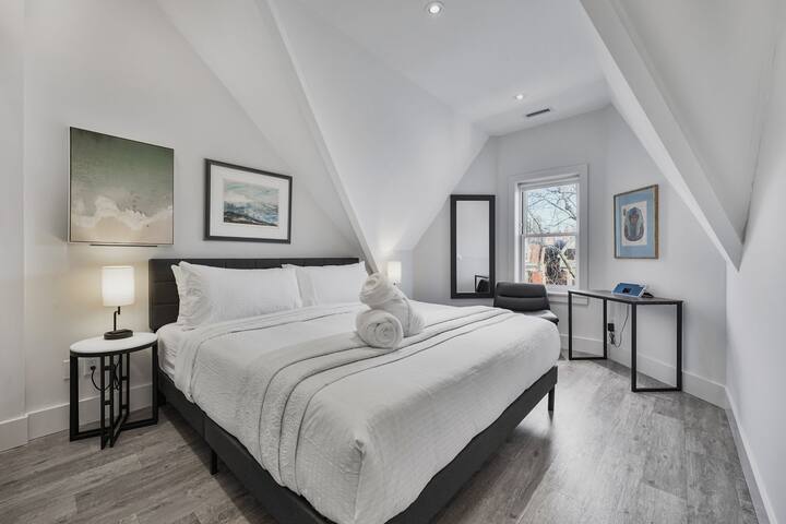 Downtown Modern Loft – 2 Car Parking & Terrace! gallery image 3