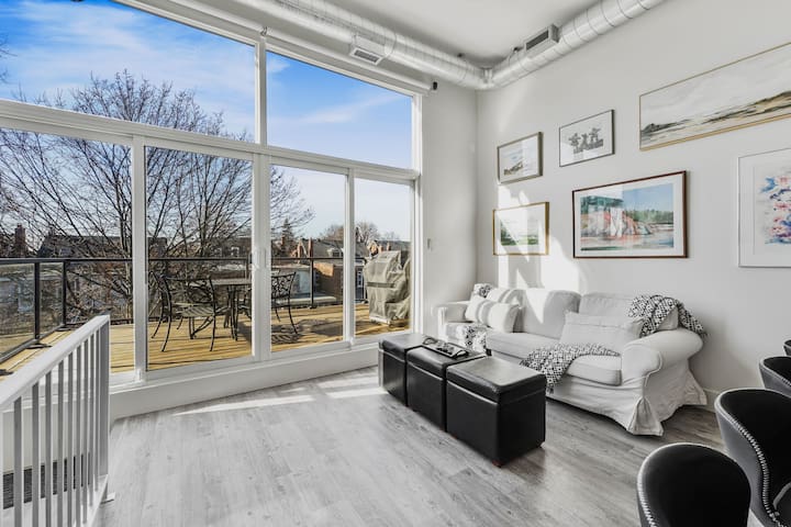 Downtown Modern Loft – 2 Car Parking & Terrace!