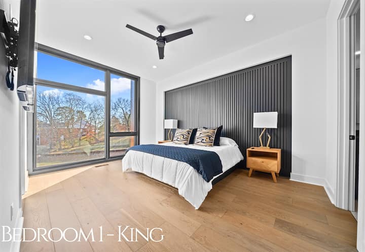 Um quarto king sereno e luxuoso com janelas grandes, texturas convidativas e toques ricos, proporcionando o melhor retiro para relaxar e recarregar as energias.
