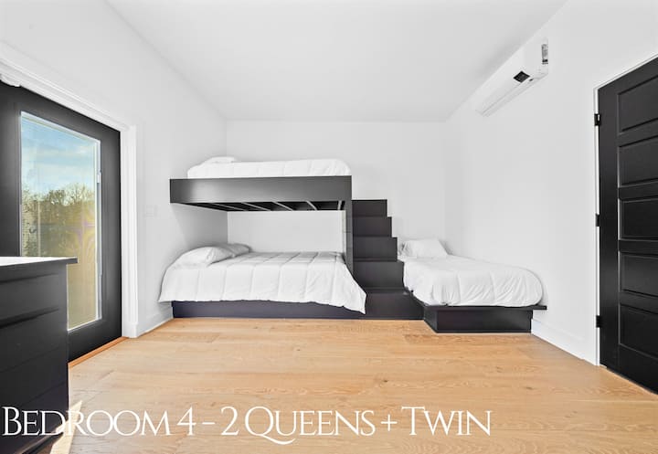 Um beliche luminoso e arejado com duas camas queen e uma cama de solteiro, oferecendo muito espaço e um design limpo e moderno para grupos maiores ou famílias.
