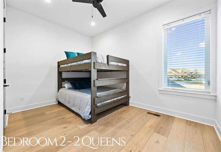 Cette chambre superposée ludique et fonctionnelle dispose de lits queen size, offrant un havre de paix élégant et confortable pour les familles ou les groupes.