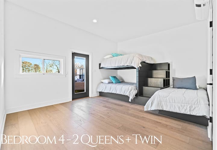 Cette chambre superposée spacieuse dispose de deux lits Queen Size et de lits jumeaux, offrant un design élégant et des couchages bien pensés pour les grands groupes.