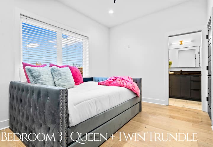 Универсална спалня с двойно легло queen size, съчетаващ весел декор и уютно оформление, което е идеално за семейства или малки групи.