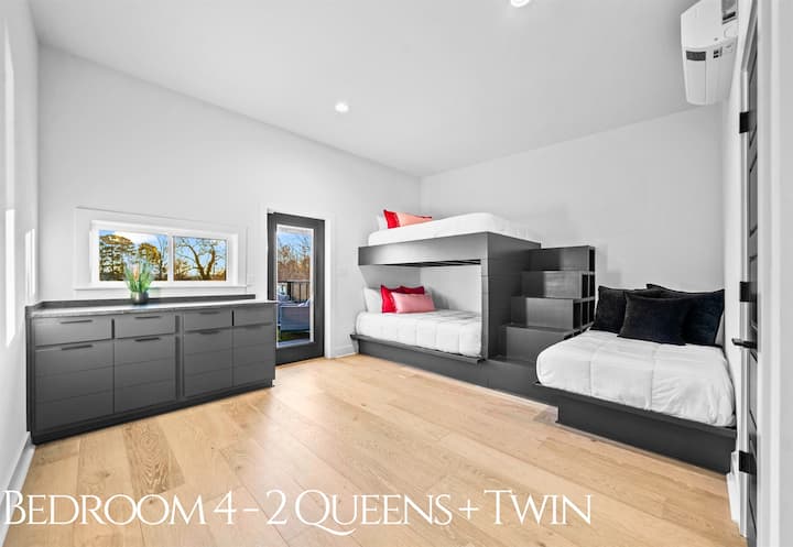 Просторна и стилна двуетажна стая с две двойни легла и две единични легла, предлагаща гъвкави възможности за спане и достатъчно място, където гостите да се чувстват като у дома си.