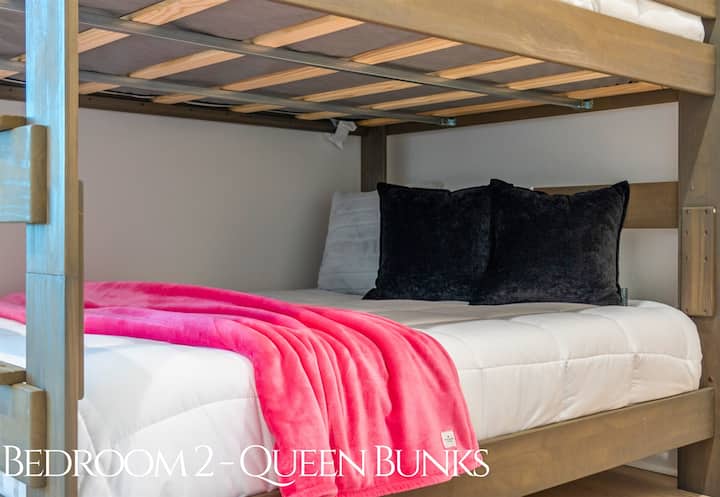 Тази игрива двуетажна стая разполага с двойни легла, меки цветни и естествена светлина, което я прави уютно и функционално място за отдих.