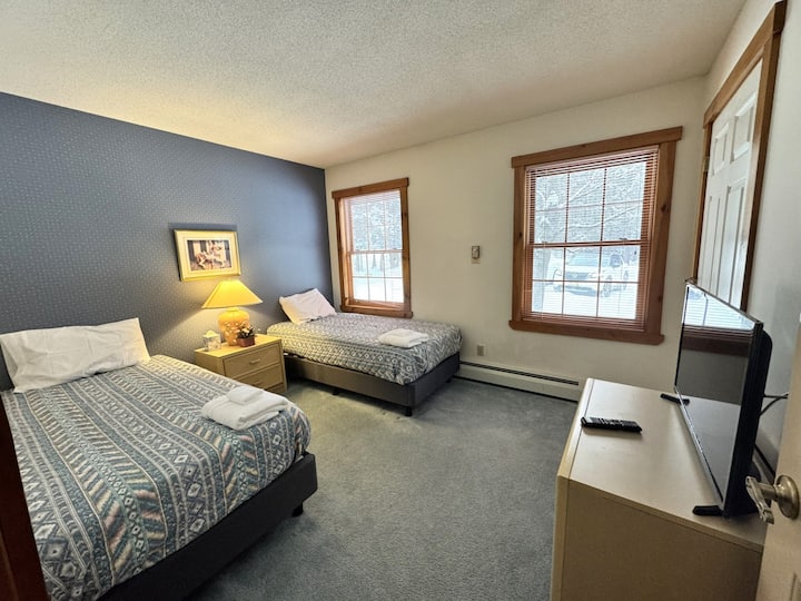 Dormitorio#2- Nivel principal: 2 personas individuales con capacidad para 2 personas