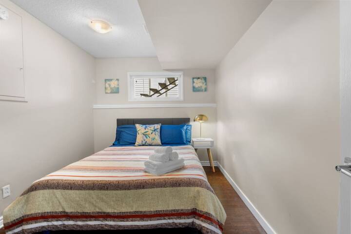 Útulná spálňa so štýlovou výzdobou, pohodlnou posteľou a mäkkým osvetlením pre pokojný pobyt.