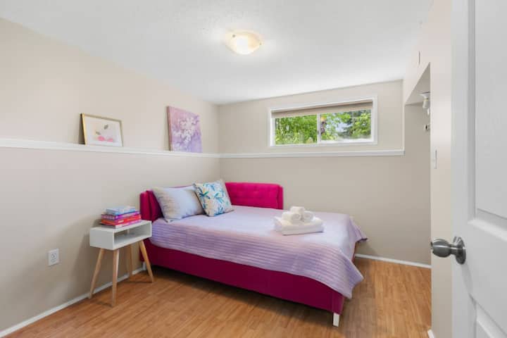 Útulná a živá spálňa s prirodzeným svetlom a plyšovou posteľnou bielizňou, ideálna na oddych.