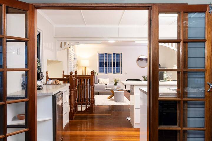 6 Bedroom Central Brisbane Home|Huge Yard|Pets gallery image 5