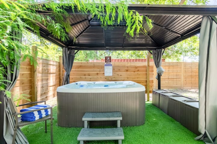 10+ BR Private Retreat, Hot Tub, Near Everything!