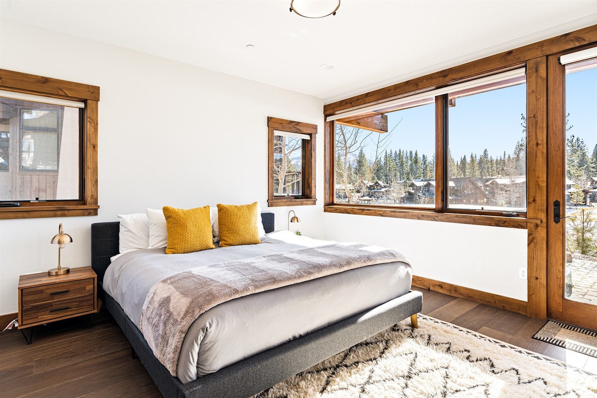 Ova spavaća soba u prizemlju ima plišani bračni krevet koji nudi vrhunsku udobnost. Uživajte u zadivljujućem pogledu iz svoje sobe i izađite na donje dvorište, gdje vas čeka privatna hidromasažna kada za opuštanje usred ljepote Šaferovog mlina.