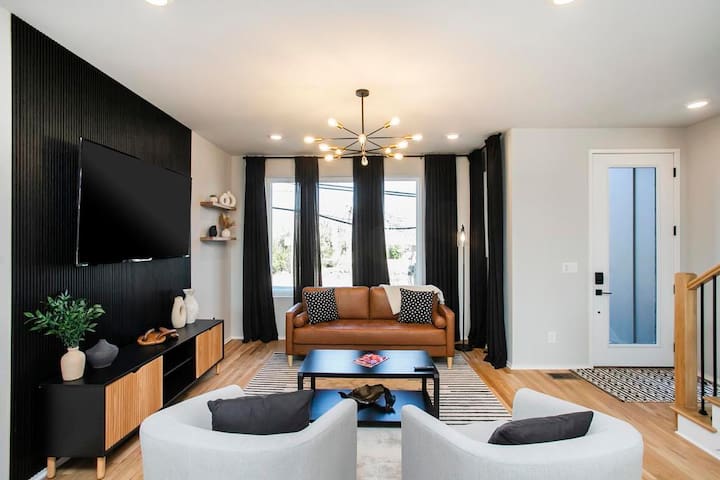 Rooftop Vibes – Fire Pit + City Views, Sleeps 12!