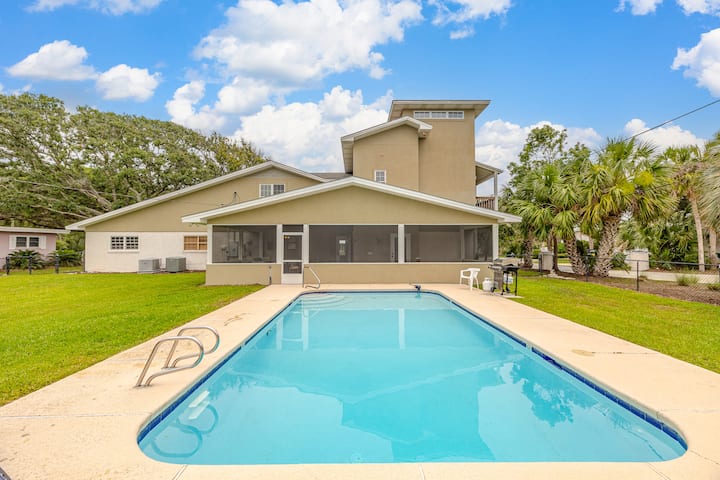 Large Family Home, Pool, Pet Friendly!