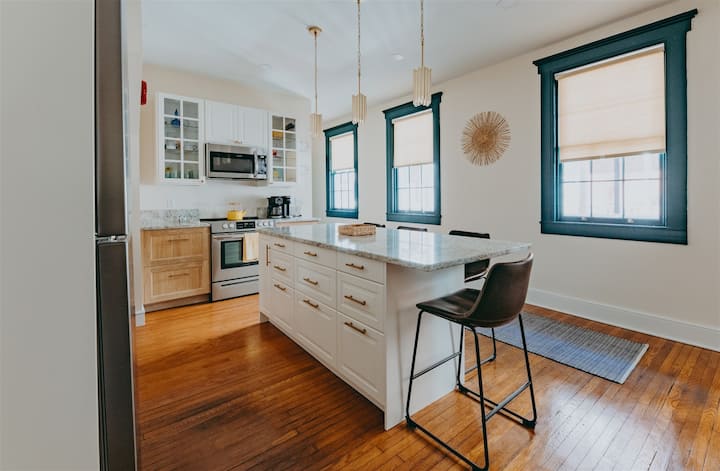 High End, Luxury 2 Bdrm - 2 Blocks To City Center - Lancaster