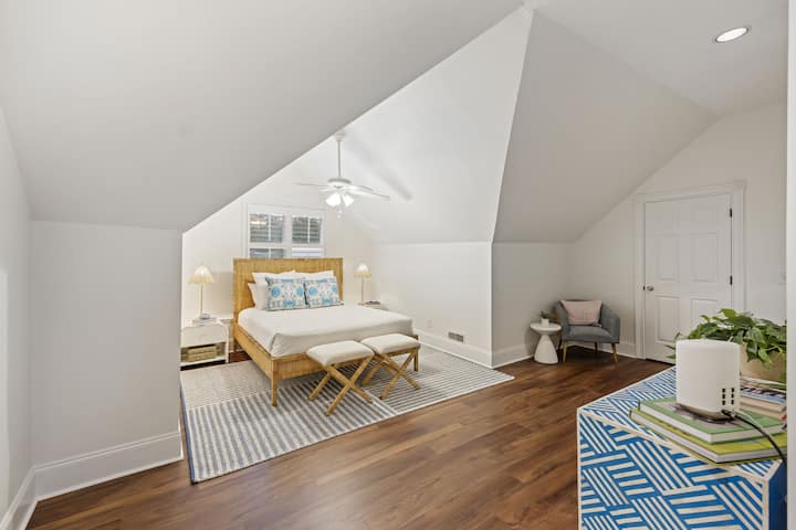 Tag trappen fra stuen til loftet! Soveværelse 4 - queensize-dobbeltseng - Privat badeværelse - Anden sal (separat trappe)