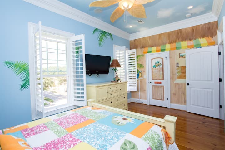 Chumba cha pili cha kulala cha kitropiki chenye matandiko mahiri, runinga na feni ya dari