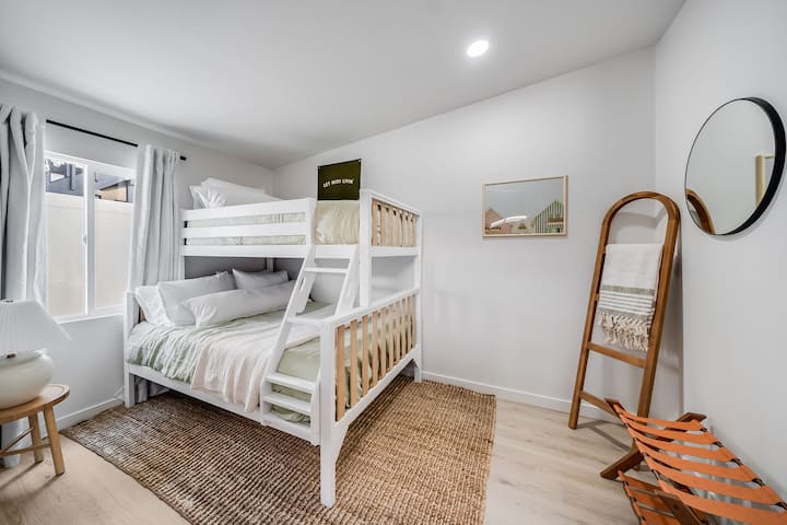 Удобен простор со слоевита постелнина и топли тонови. кревети на спрат за вашите деца 