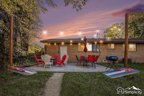 Modern retreat w/ firepit & game room