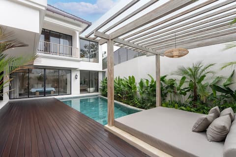 Serene 3BR Canggu Villa - Poolside & Bathtub