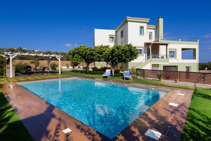 Villa Dimokratia – Private Pool, Sea View.