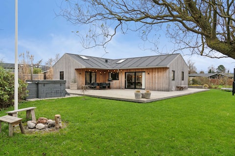 Scenic summer house with space for the family