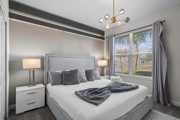 dormitorio con cama tamaño queen