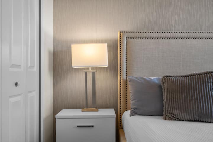 dormitorio con cama tamaño queen